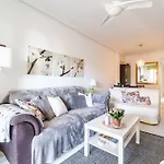 Apartamento Con Amplia Terraza En *
